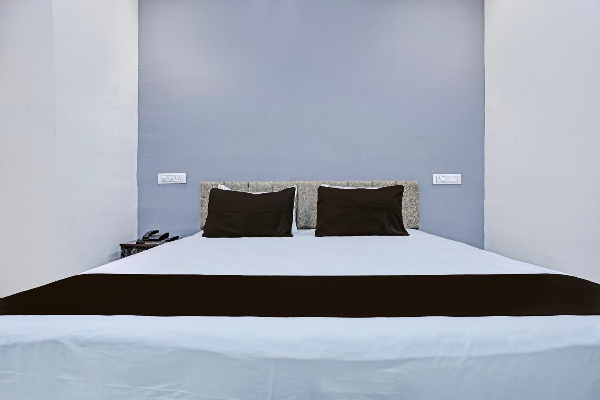 Hotel O White Palace Hotel 라즈콧 외부 사진