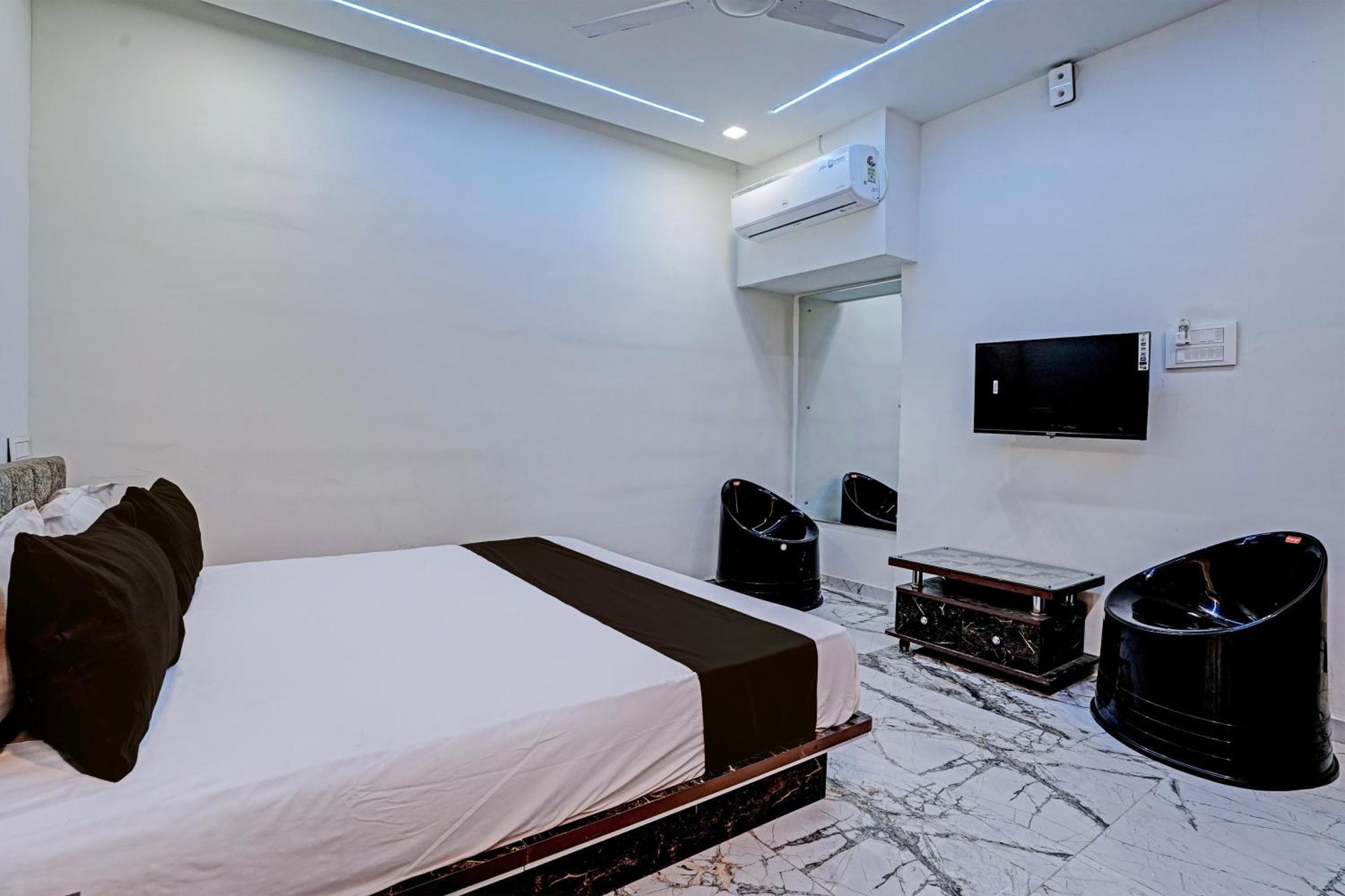 Hotel O White Palace Hotel 라즈콧 외부 사진