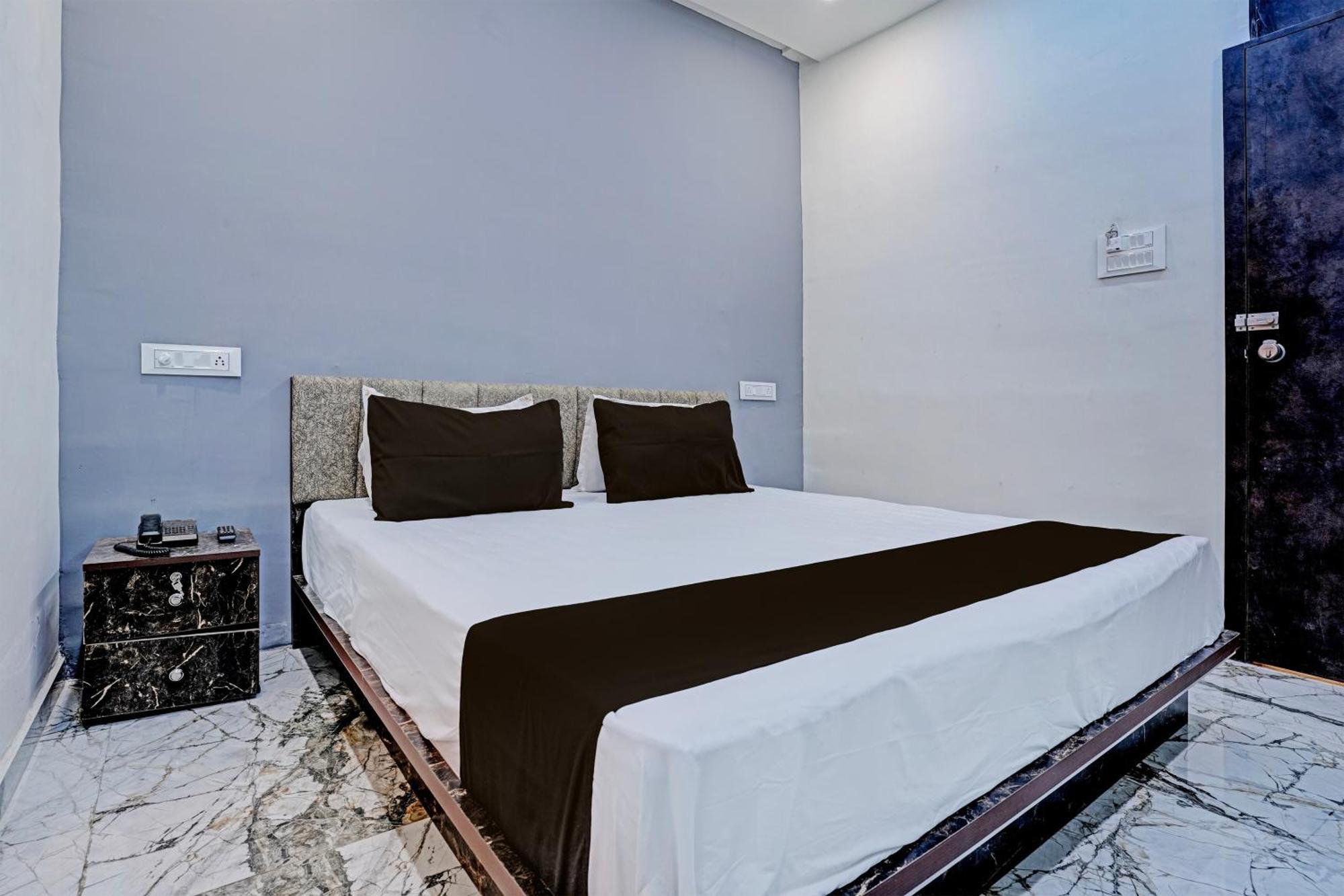 Hotel O White Palace Hotel 라즈콧 외부 사진