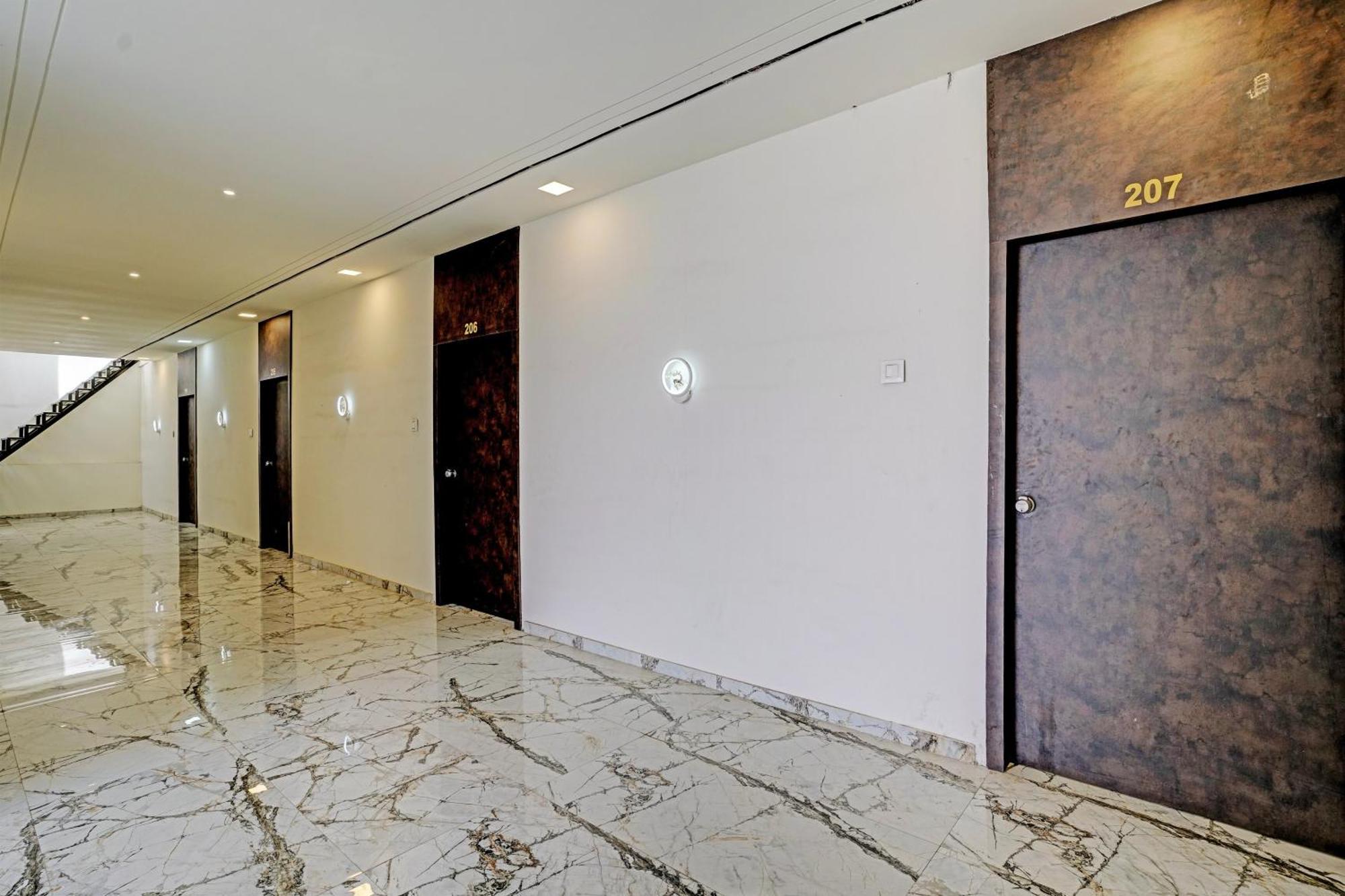 Hotel O White Palace Hotel 라즈콧 외부 사진