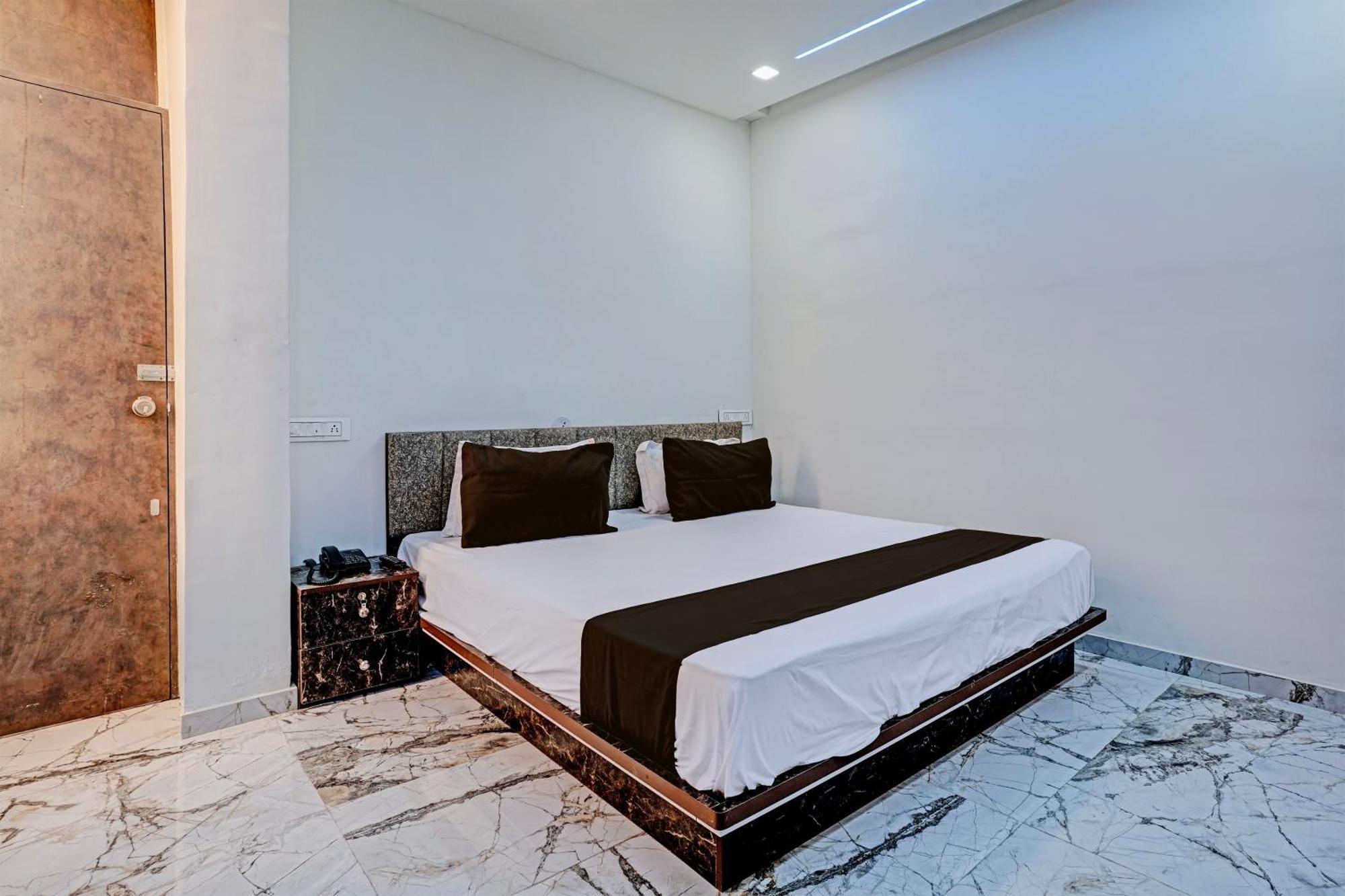 Hotel O White Palace Hotel 라즈콧 외부 사진