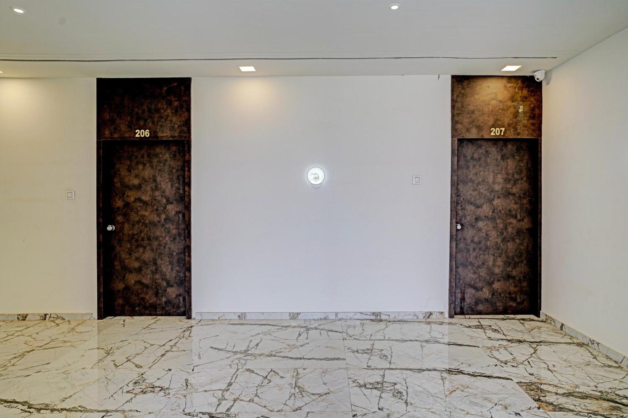 Hotel O White Palace Hotel 라즈콧 외부 사진