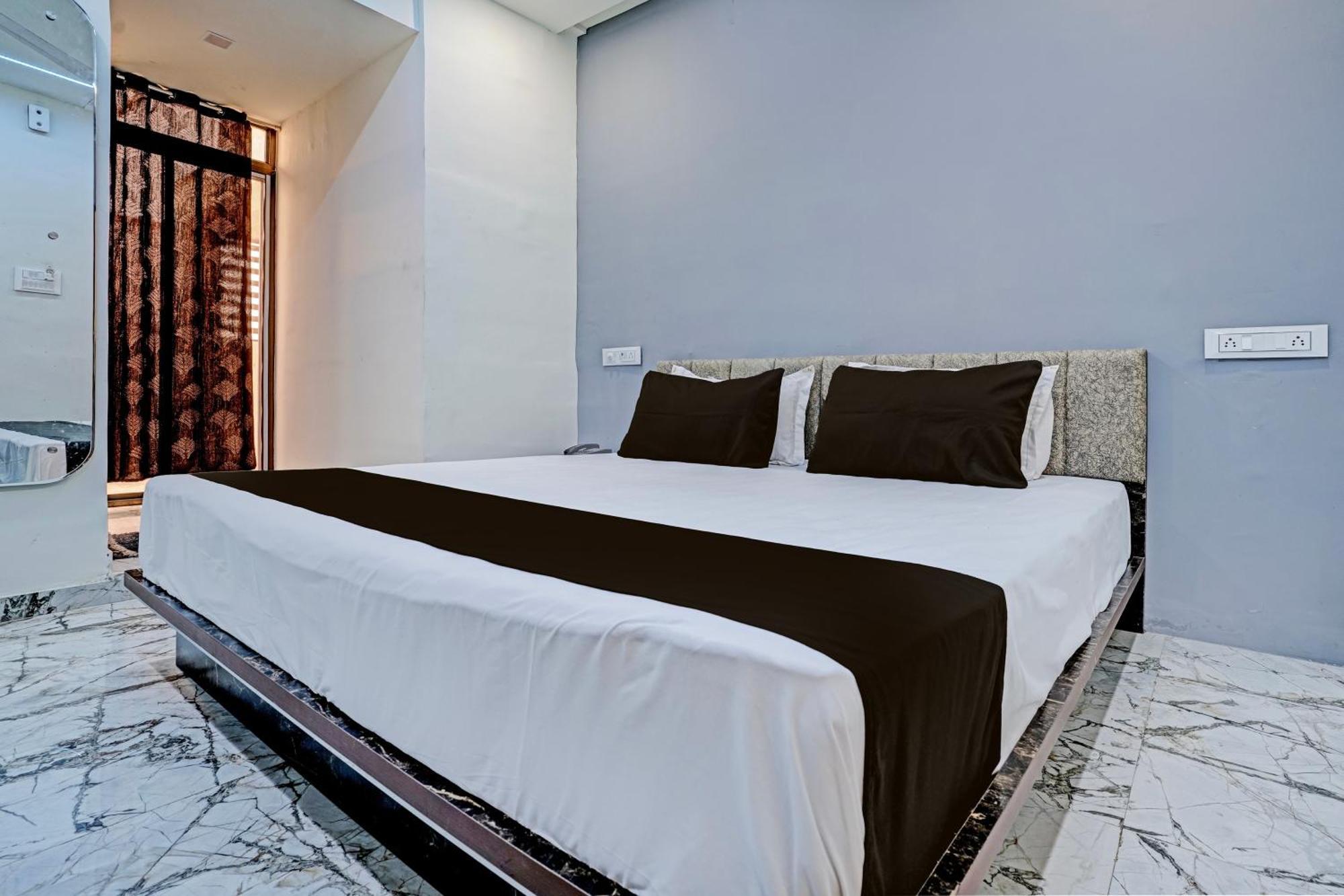 Hotel O White Palace Hotel 라즈콧 외부 사진
