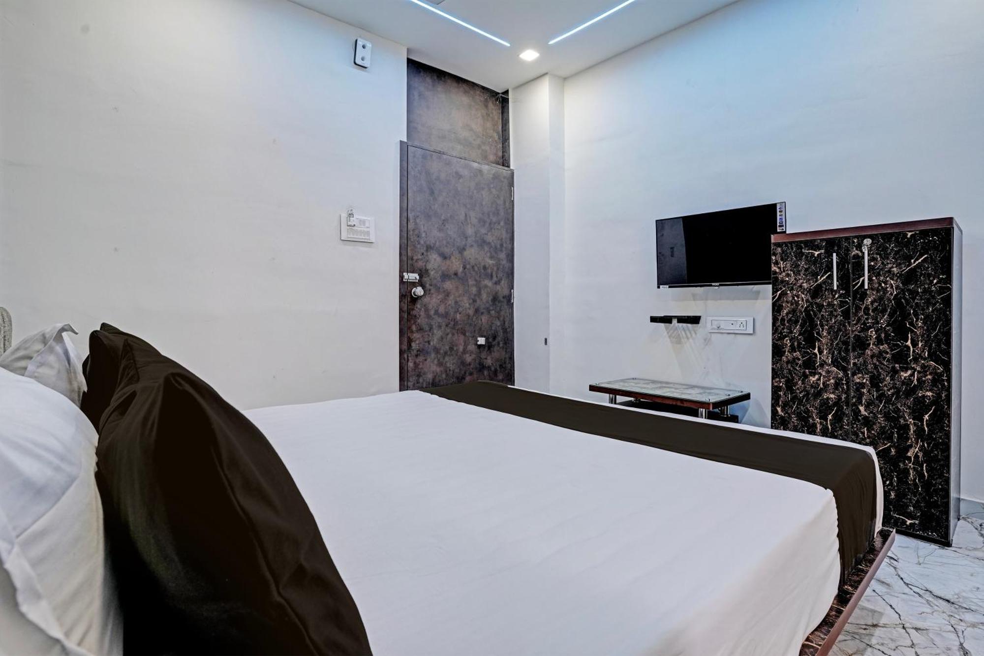 Hotel O White Palace Hotel 라즈콧 외부 사진