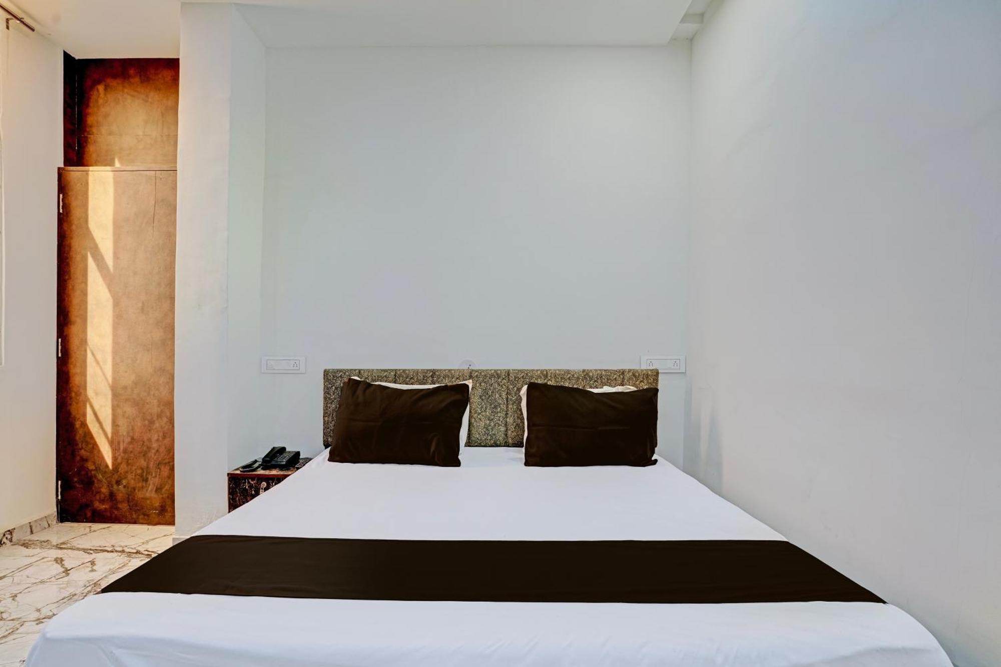 Hotel O White Palace Hotel 라즈콧 외부 사진