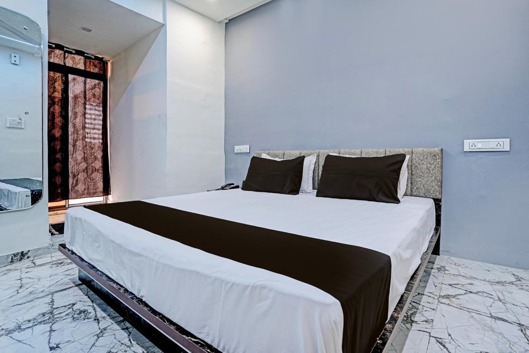 Hotel O White Palace Hotel 라즈콧 외부 사진