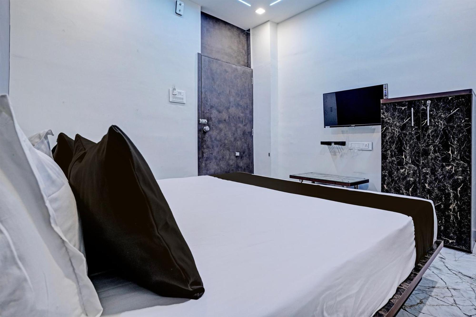 Hotel O White Palace Hotel 라즈콧 외부 사진