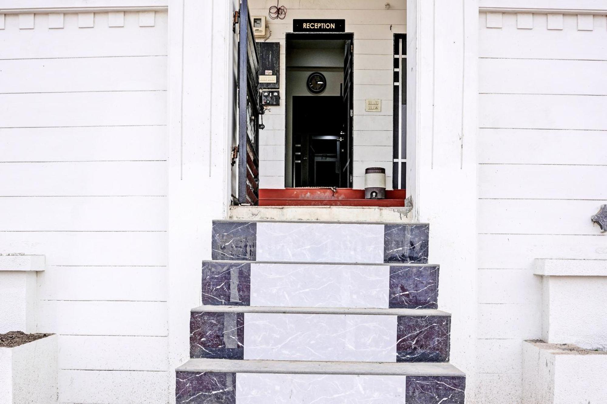 Hotel O White Palace Hotel 라즈콧 외부 사진